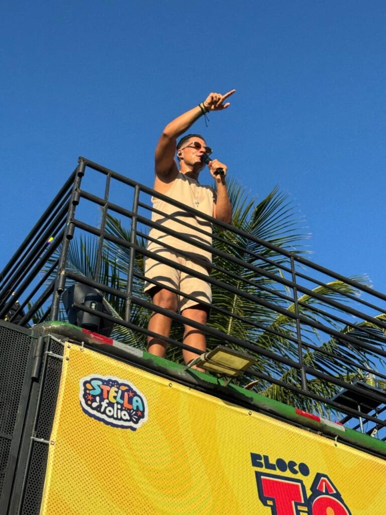 Já em clima de Carnaval, banda Surpresinha foi destaque no bloco “Tô Nu Mar” em Stella Mares