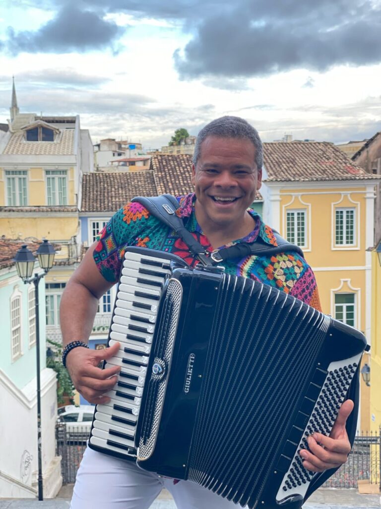 Cantor, compositor e sanfoneiro Júlio César grava clipe da canção “Eu tô que tô”, no Santo Antônio Além do Carmo